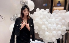 震惊挤奶门新年巨献 90后小妹挤奶喂小狗